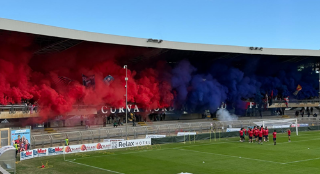 Derby, migliaia di tifosi in Curva: "Nel pullman non sarete soli, con voi tutta la città"